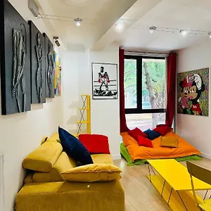 Apartment Pop Artiste Configure En Galerie Dart A 200 M Du Centre Avec Parking Prive Et Securise Gratuit Dans Copropriete, Avignon